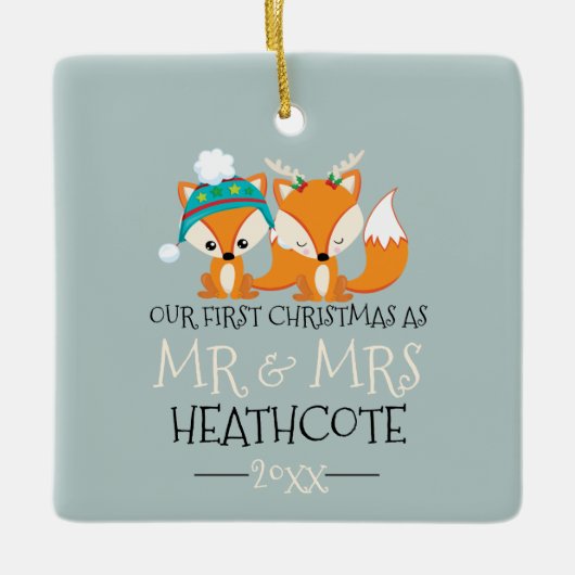 私たちの初めてのクリスマスマンガレッドキツネ パーソナライズされた セラミックオーナメント (正面)