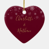 私たちの初めてのクリスマスミセス金ゴールドハートスクリプト雪 セラミックオーナメント (裏面)