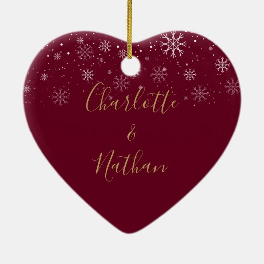 私たちの初めてのクリスマスミセス金ゴールドハートスクリプト雪 セラミックオーナメント (裏面)