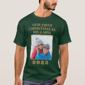私たちの初めてのクリスマスミセス・グリーンと金ゴールドの写真 Tシャツ (正面)