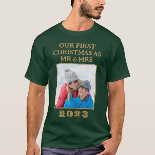 私たちの初めてのクリスマスミセス・グリーンと金ゴールドの写真 Tシャツ (正面)