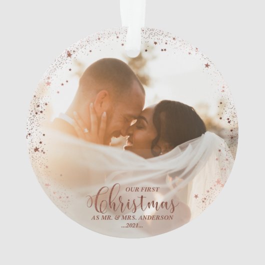 私たちの初めてのクリスマスミセス・バラ・カップルの写真 オーナメント (裏面)