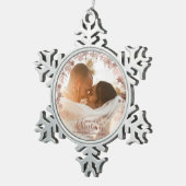 私たちの初めてのクリスマスミセス・バラ・カップルの写真 スノーフレークピューターオーナメント (右)