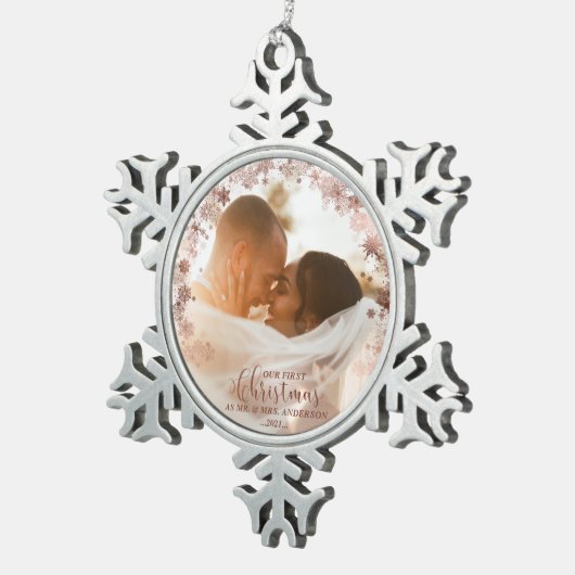 私たちの初めてのクリスマスミセス・バラ・カップルの写真 スノーフレークピューターオーナメント (右)