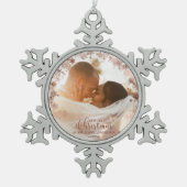 私たちの初めてのクリスマスミセス・バラ・カップルの写真 スノーフレークピューターオーナメント (正面)