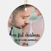 私たちの初めてのクリスマスミセス・フォト結婚した・カップル セラミックオーナメント (左)