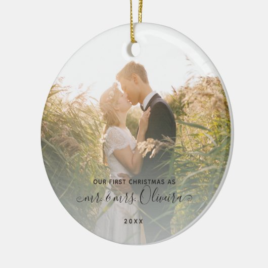 私たちの初めてのクリスマスミセス・フォト結婚した・カップル セラミックオーナメント (左)