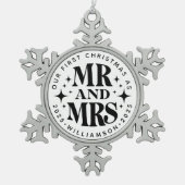 私たちの初めてのクリスマスミセス・ラスト結婚ネーム・メタル スノーフレークピューターオーナメント (正面)
