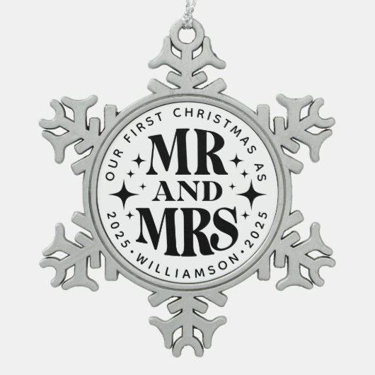 私たちの初めてのクリスマスミセス・ラスト結婚ネーム・メタル スノーフレークピューターオーナメント (正面)