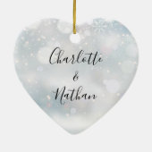 私たちの初めてのクリスマスミセス・ラブ・ハート・スノーフレーク セラミックオーナメント (裏面)