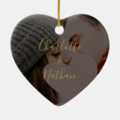 私たちの初めてのクリスマスミセス・金ゴールド愛ハート写真  セラミックオーナメント (裏面)