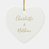 私たちの初めてのクリスマスミセス・金ゴールド・ラブ・ハート・スクリプト セラミックオーナメント (裏面)