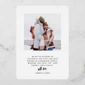 私たちの初めてのクリスマスモダンの結婚した新しい写真 箔シーズンカード (裏面)