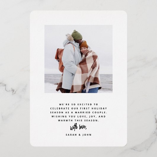 私たちの初めてのクリスマスモダンの結婚した新しい写真 箔シーズンカード (裏面)