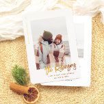 私たちの初めてのクリスマスモダンの結婚した新しい写真 箔シーズンカード<br><div class="desc">与え金ゴールド箔や銀実在やバラの金ゴールド箔が輝く！この祝おもしろいフォトフォイルカードで初めてのクリスマスを新婚のとして！デザインには「メリークリスマス」と走その下の年の写真のポッ離れトとして離れいる写真が含まお気に入りのれる。写真やハネムーン結婚のスナップ写真、かわいい自撮り写真を使える！写真の上に書お客様の名モダン前や名前がレタリングされ、「Mr. and Mrs.」と書かれている。 2つ目の正方形の写真と宇宙を裏返してカスタム、スクリプトに「愛と」とモダンあなたの名前を付けたクリスマスメッセージを追加する。この文字の全て実在はホイルだ！カップルとして彼らの最初のホリデーシーズンの魔法をキャプチャしたいと考えている新婚のために最適。共有新しい章の愛、喜び、興奮！上のツールから金ゴールド、銀、バラ金ゴールド箔から簡単に選択できる。コレクションをチェックして一致するアイテムをチェックするか、私たちの店を参照してユニークより多くのクリスマスカードデザイン。</div>
