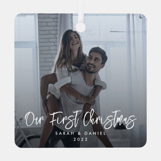 私たちの初めてのクリスマスモダンミニマル写真 メタルオーナメント (裏面)