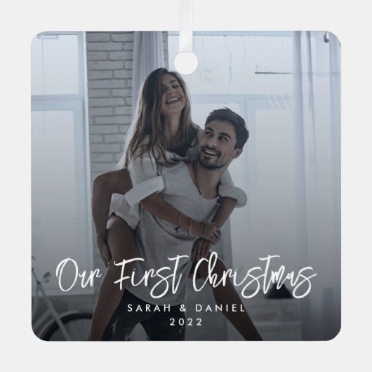私たちの初めてのクリスマスモダンミニマル写真 メタルオーナメント (正面)