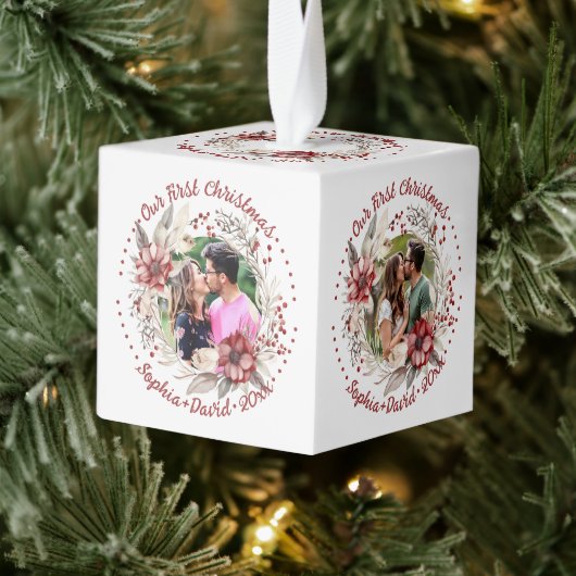 私たちの初めてのクリスマスリースと花の写真 キューブオーナメント (ツリー)