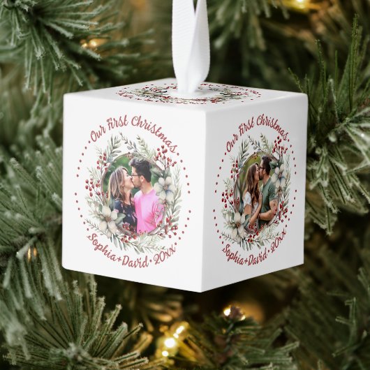 私たちの初めてのクリスマスリースと赤い果実 キューブオーナメント (ツリー)