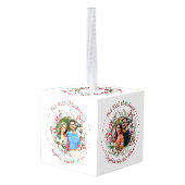 私たちの初めてのクリスマスリースと赤い果実 キューブオーナメント (裏面アングル)