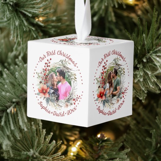 私たちの初めてのクリスマスリースと赤い花キューブ キューブオーナメント (ツリー)