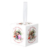 私たちの初めてのクリスマスリースと赤い花キューブ キューブオーナメント (正面アングル)