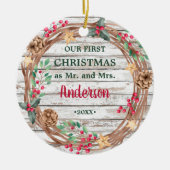 私たちの初めてのクリスマスリース素朴な白い木のベリー セラミックオーナメント (正面)