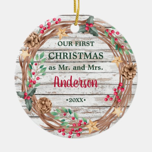 私たちの初めてのクリスマスリース素朴な白い木のベリー セラミックオーナメント (正面)