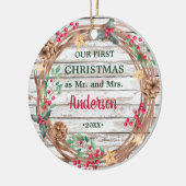 私たちの初めてのクリスマスリース素朴な白い木のベリー セラミックオーナメント (左)