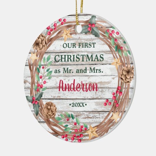 私たちの初めてのクリスマスリース素朴な白い木のベリー セラミックオーナメント (左)