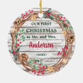 私たちの初めてのクリスマスリース素朴な白い木のベリー セラミックオーナメント (裏面)