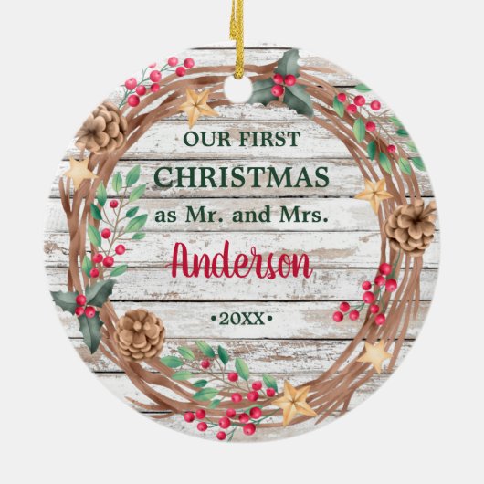 私たちの初めてのクリスマスリース素朴な白い木のベリー セラミックオーナメント (裏面)