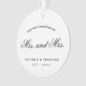 私たちの初めてのクリスマスレズビアン新婚フォトホワイト オーナメント (正面)