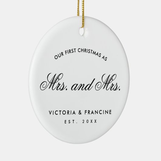 私たちの初めてのクリスマスレズビアン新婚フォトホワイト セラミックオーナメント (右)