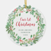 私たちの初めてのクリスマスレッドグリーンリース新着 セラミックオーナメント (正面)