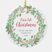 私たちの初めてのクリスマスレッドグリーンリース新着 セラミックオーナメント (裏面)