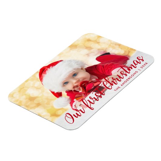 私たちの初めてのクリスマスレッドスクリプトフォトマグネット マグネット (左側)