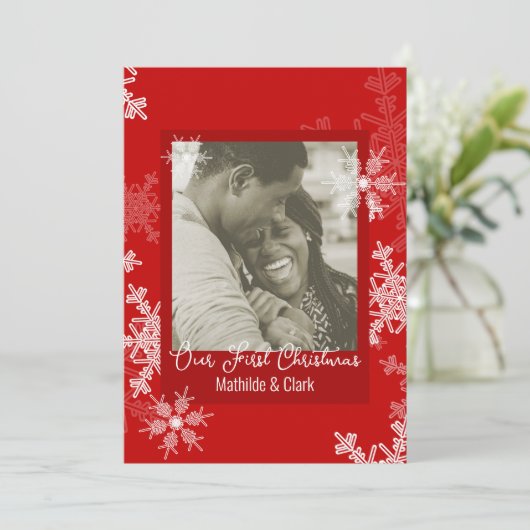 私たちの初めてのクリスマスレッドスノーフレークスミニマリスト シーズンカード (スタンド正面)