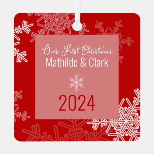 私たちの初めてのクリスマスレッドスノーフレークスミニマリスト メタルオーナメント (裏面)