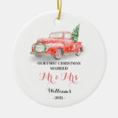 私たちの初めてのクリスマスレッドトラックセラミックオーナメント セラミックオーナメント (正面)