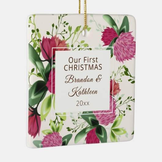 私たちの初めてのクリスマスレッドピンクグリーンクローバーフローラ セラミックオーナメント (右)