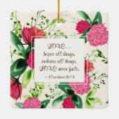 私たちの初めてのクリスマスレッドピンクグリーンクローバーフローラ セラミックオーナメント (裏面)