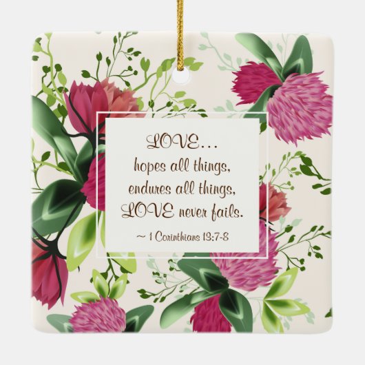 私たちの初めてのクリスマスレッドピンクグリーンクローバーフローラ セラミックオーナメント (裏面)