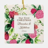 私たちの初めてのクリスマスレッドピンクグリーンクローバーフローラ セラミックオーナメント (正面)