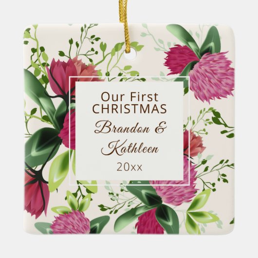 私たちの初めてのクリスマスレッドピンクグリーンクローバーフローラ セラミックオーナメント (正面)