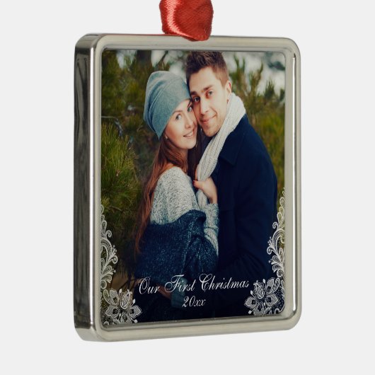 私たちの初めてのクリスマスレーストリムカップル写真日 メタルオーナメント (右)
