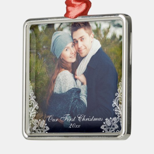 私たちの初めてのクリスマスレーストリムカップル写真日 メタルオーナメント (左)