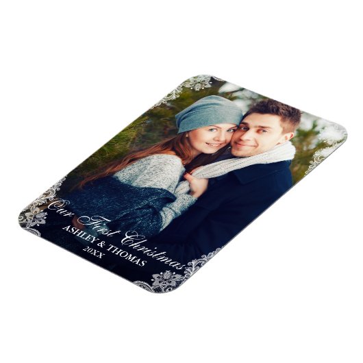 私たちの初めてのクリスマスレース縁どカップルの写真 マグネット (左側)