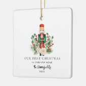 私たちの初めてのクリスマス写真の新しいホームナツクラッカー セラミックオーナメント (左)