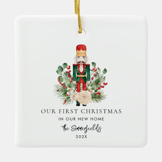 私たちの初めてのクリスマス写真の新しいホームナツクラッカー セラミックオーナメント (正面)